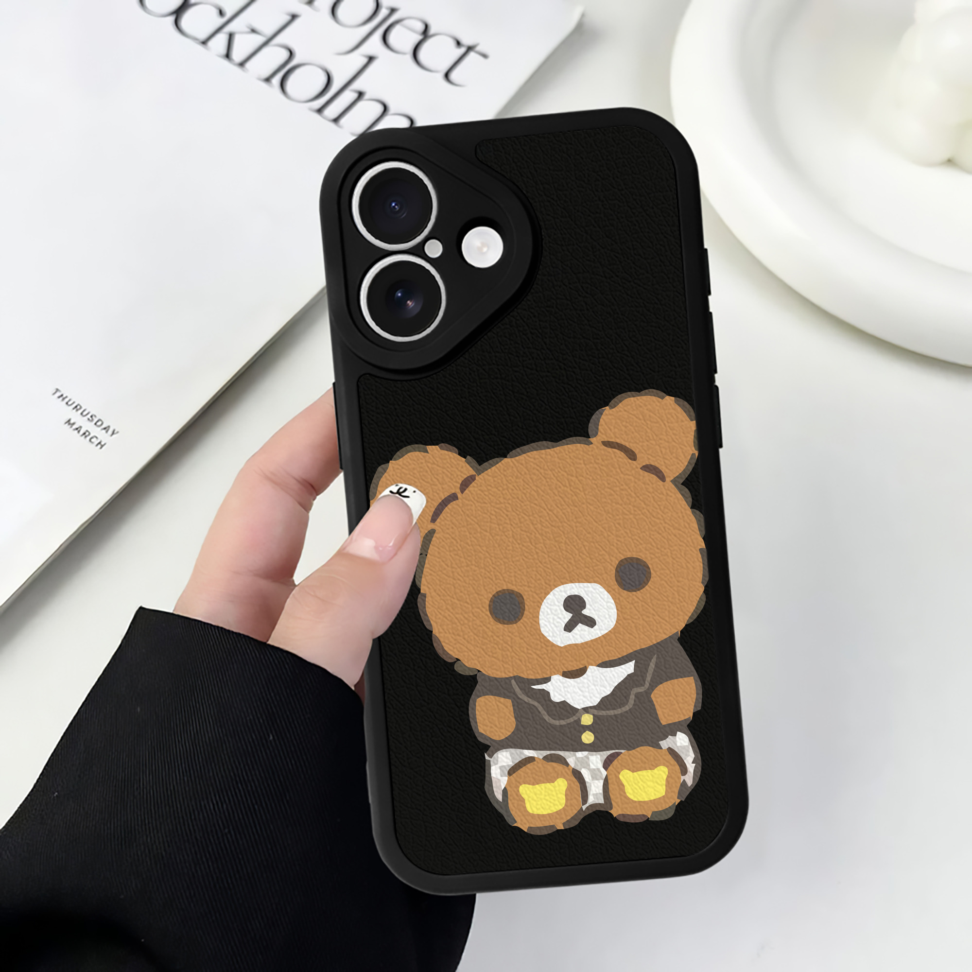 （画像用） リラックマ リラックマ キイロイトリ Rilakkuma Korilakkuma Kiiroitori 【iPhone 16シリーズ対応】シリコンスマホケース（レザー調） 材質：シリコン